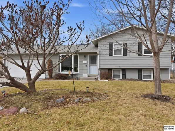 4830 Parkview Dr, Omaha, NE 68134