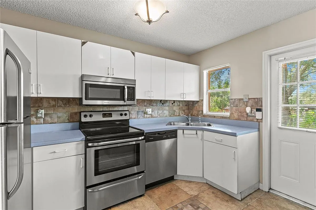 3 bed, 2.0 bath, 971 sqft, $1,850 — Photo 3
