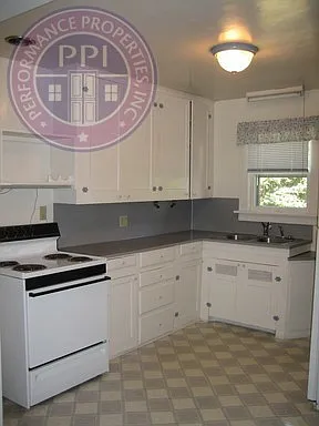 Lovely Beaumont Bungalow With Large Fenced Backyard!! — Photo 3