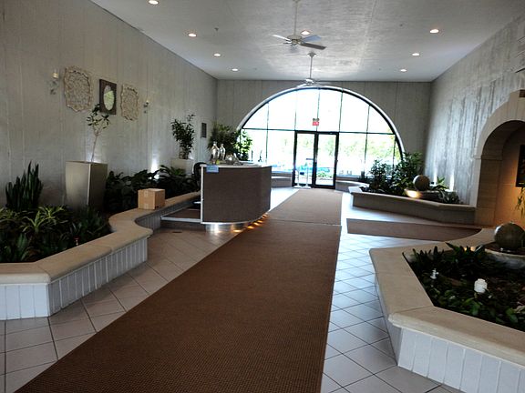 LARGE IMPRESSIVE LOBBY TO GREET YOUR GUEST