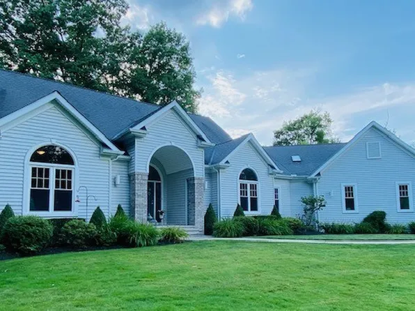 10680 Fincherie Dr, Chardon, OH 44024