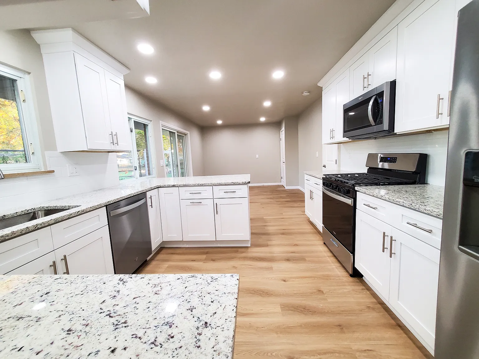 3 bed, 2958 sqft, $3,200 — Photo 2