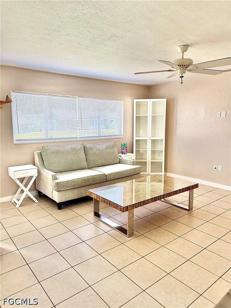 4 bed, 2.0 bath, 1600 sqft, $2,300 — Photo 3