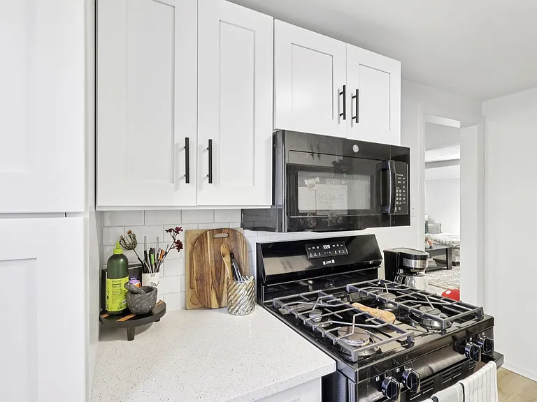 Charming 1, 2, and 3-Bedroom Townhomes in a Quiet Pittsburgh Neighborhood — Photo 75