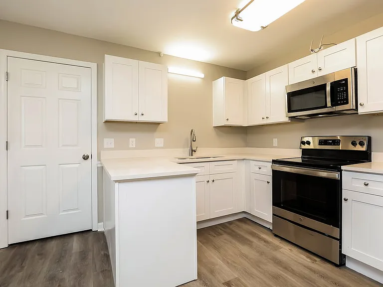 812 Dresden Ct — Photo 9