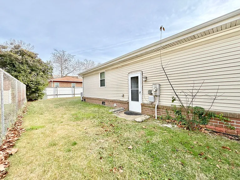 530 Louisa St — Photo 13