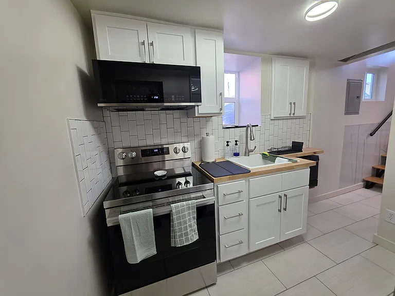 326 W 13th St #C — Photo 12