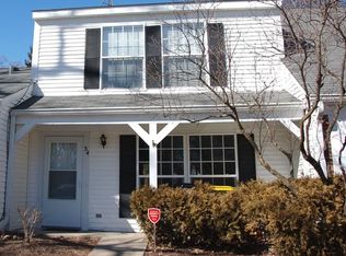 34 Silver Tree Cir, Cary, IL 60013