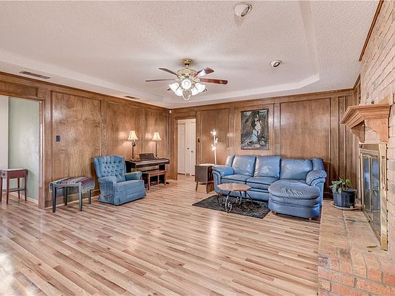 3rd image of 274 Oakwood Dr