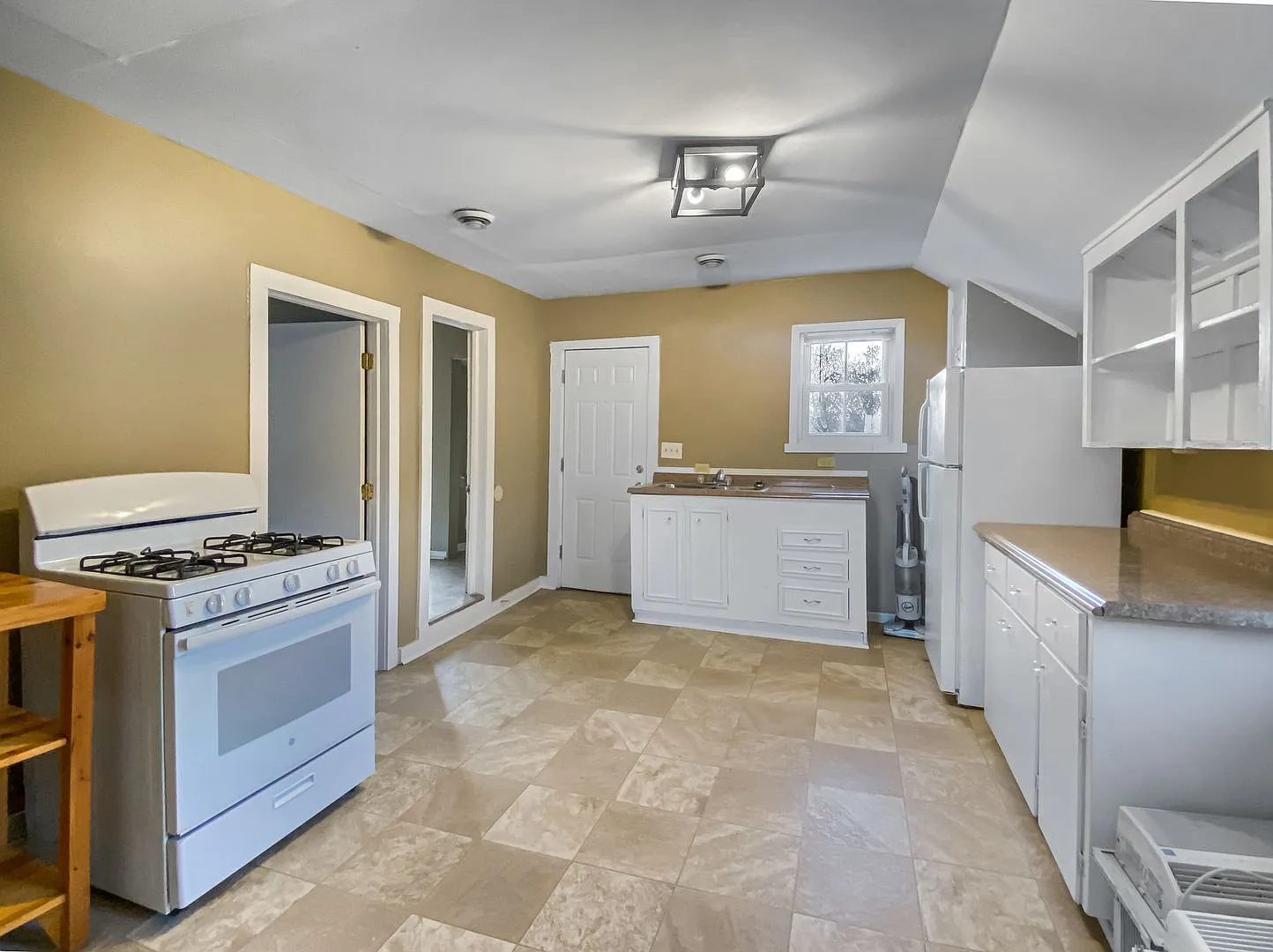 2 bed, 1.0 bath, 800 sqft, $1,250 — Photo 3
