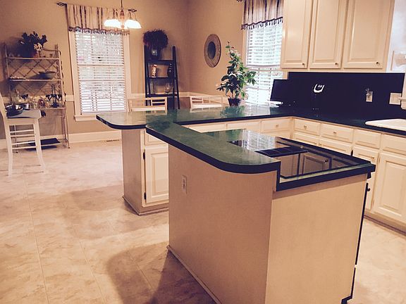 Kitchen and breakfast area