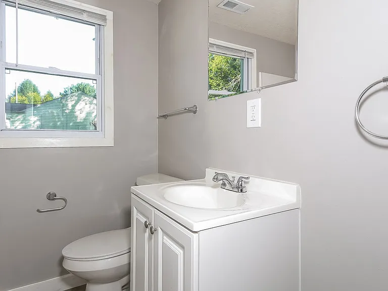 943837_025_main_bathroom_13184483.jpg