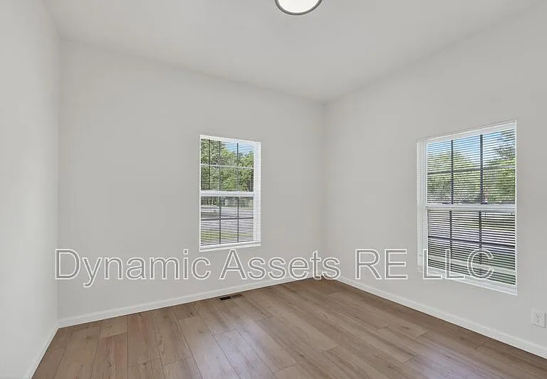 542 E 23rd St — Photo 26