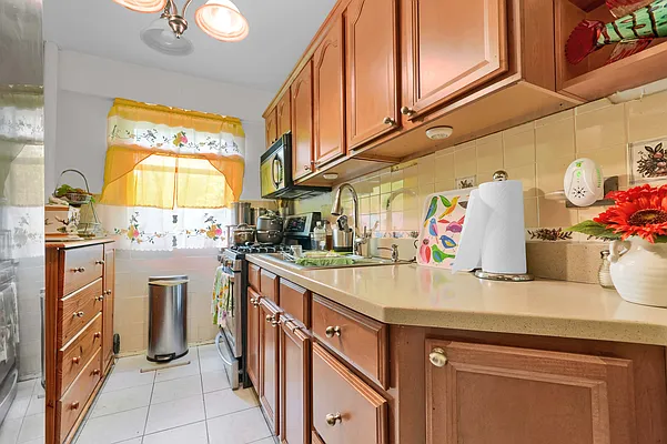 Sold by Horowitz Real Estate | media 9