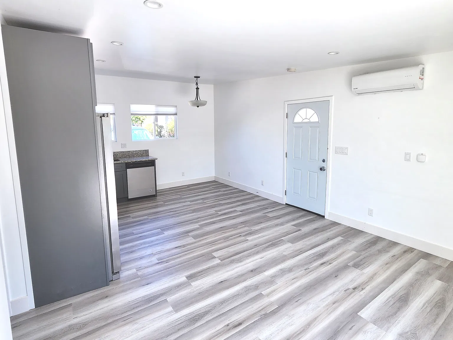 2 bed, 850 sqft, $3,490 — Photo 3