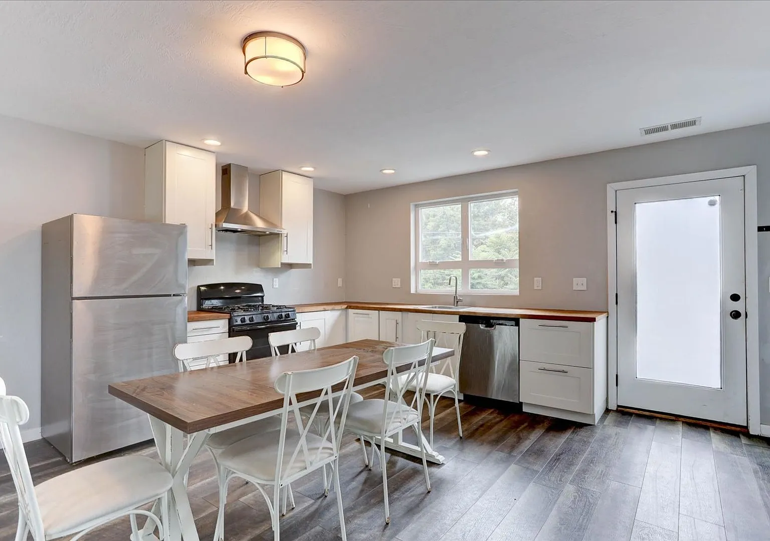 Smashing CU 3bed/2bath/Top Floor Unit — Photo 3