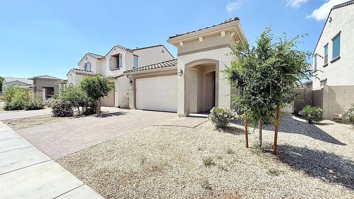 3 bed, 2.0 bath, 1730 sqft, $2,199 — Photo 2