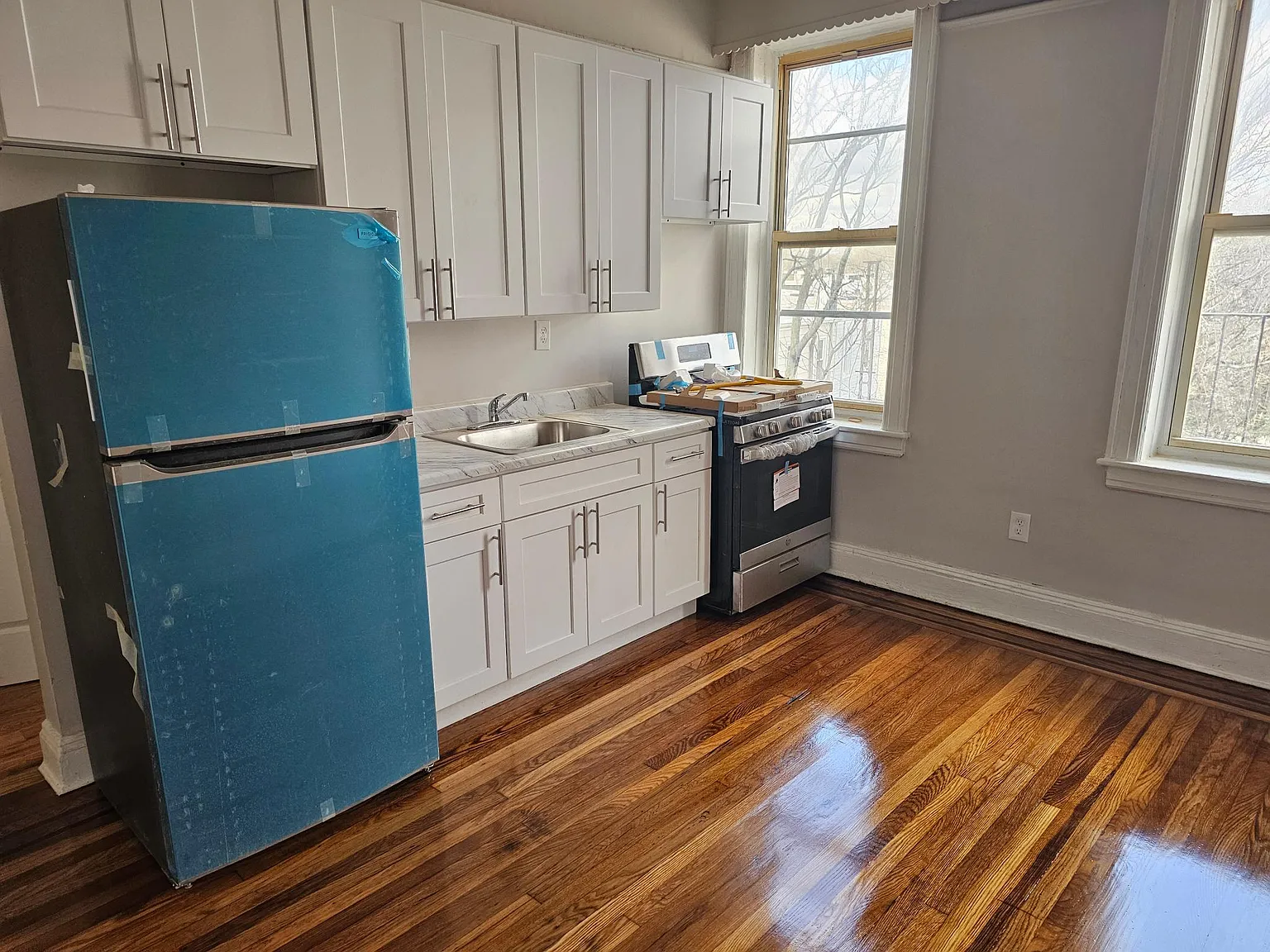 2 bed, 700 sqft, $2,995 — Photo 1