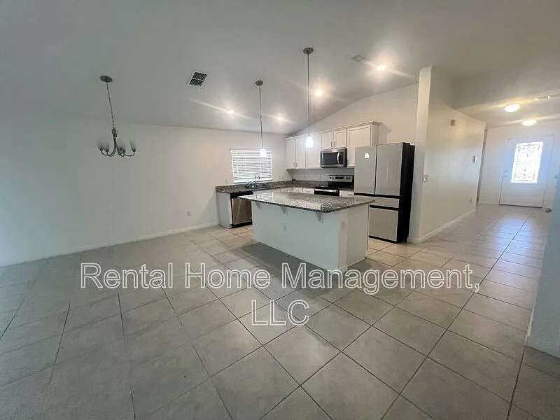4 bed, 2.0 bath, 1696 sqft, $2,195 — Photo 3