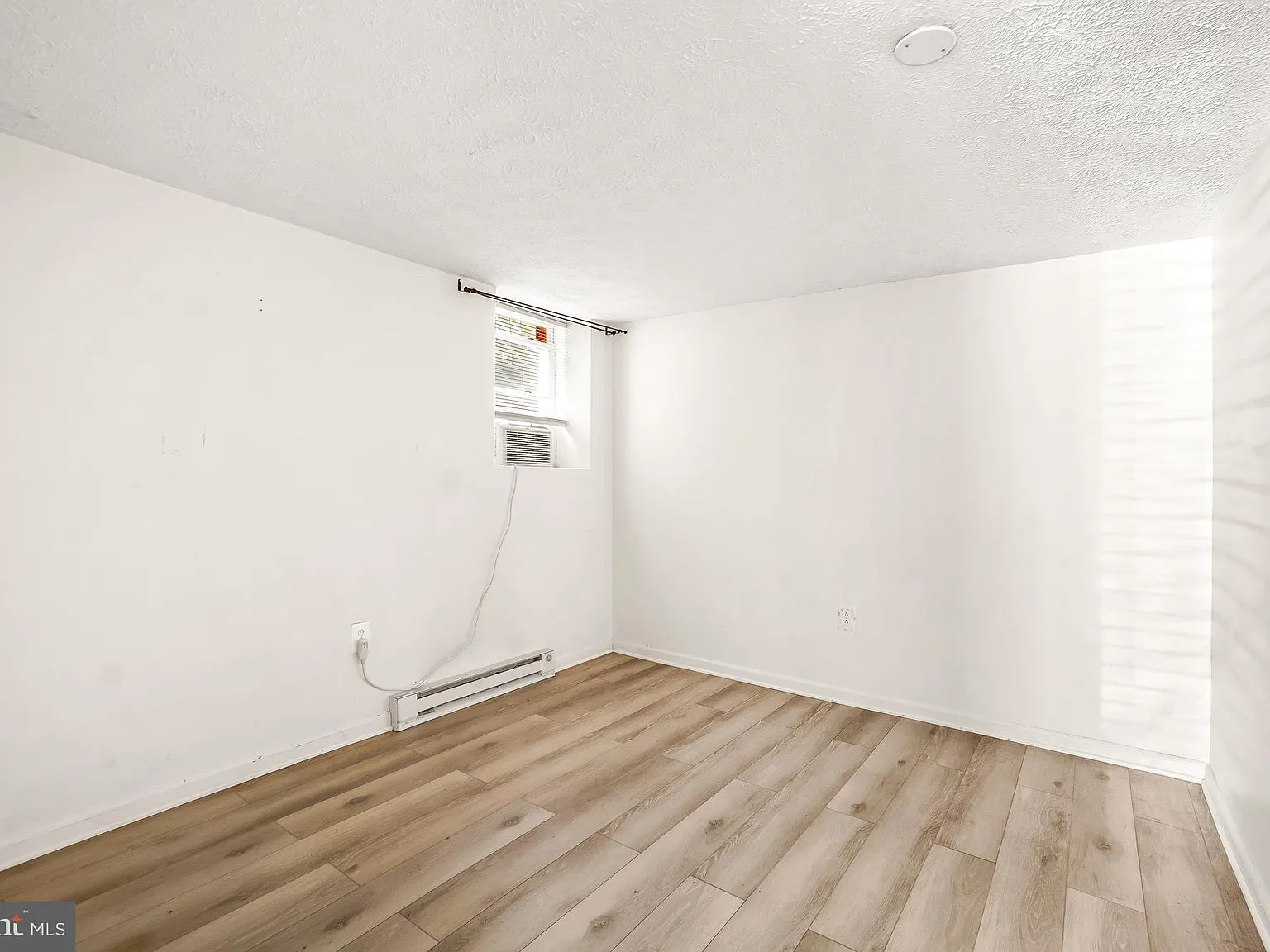 3 bed, 1.0 bath, 2816 sqft, $1,725 — Photo 4