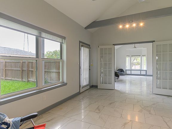 3rd image of 601 Orange Ln