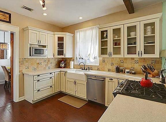 5th image of 8018 Hampson St