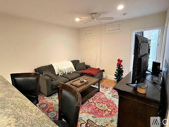 4th image of 71 Egmont St APT 3