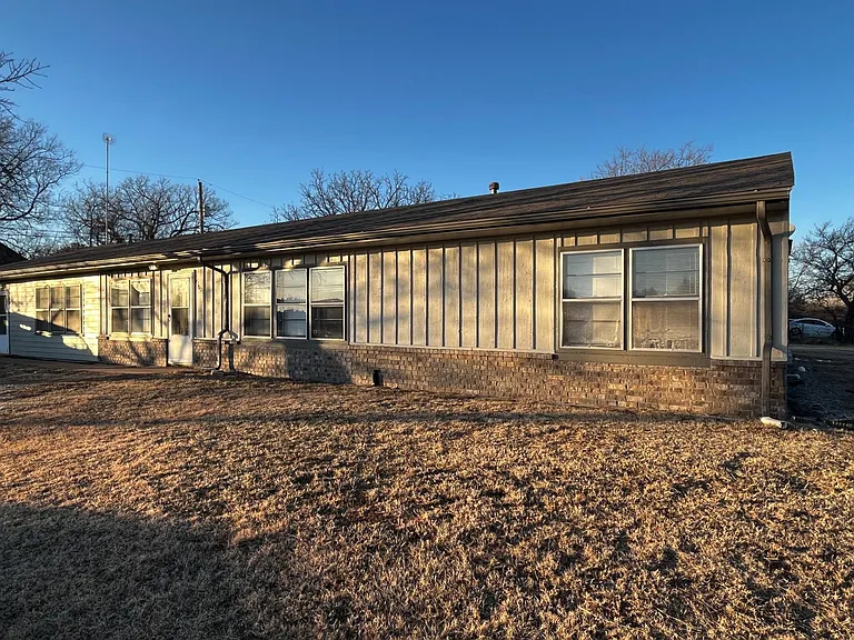 1102 W Airport Rd — Photo 1