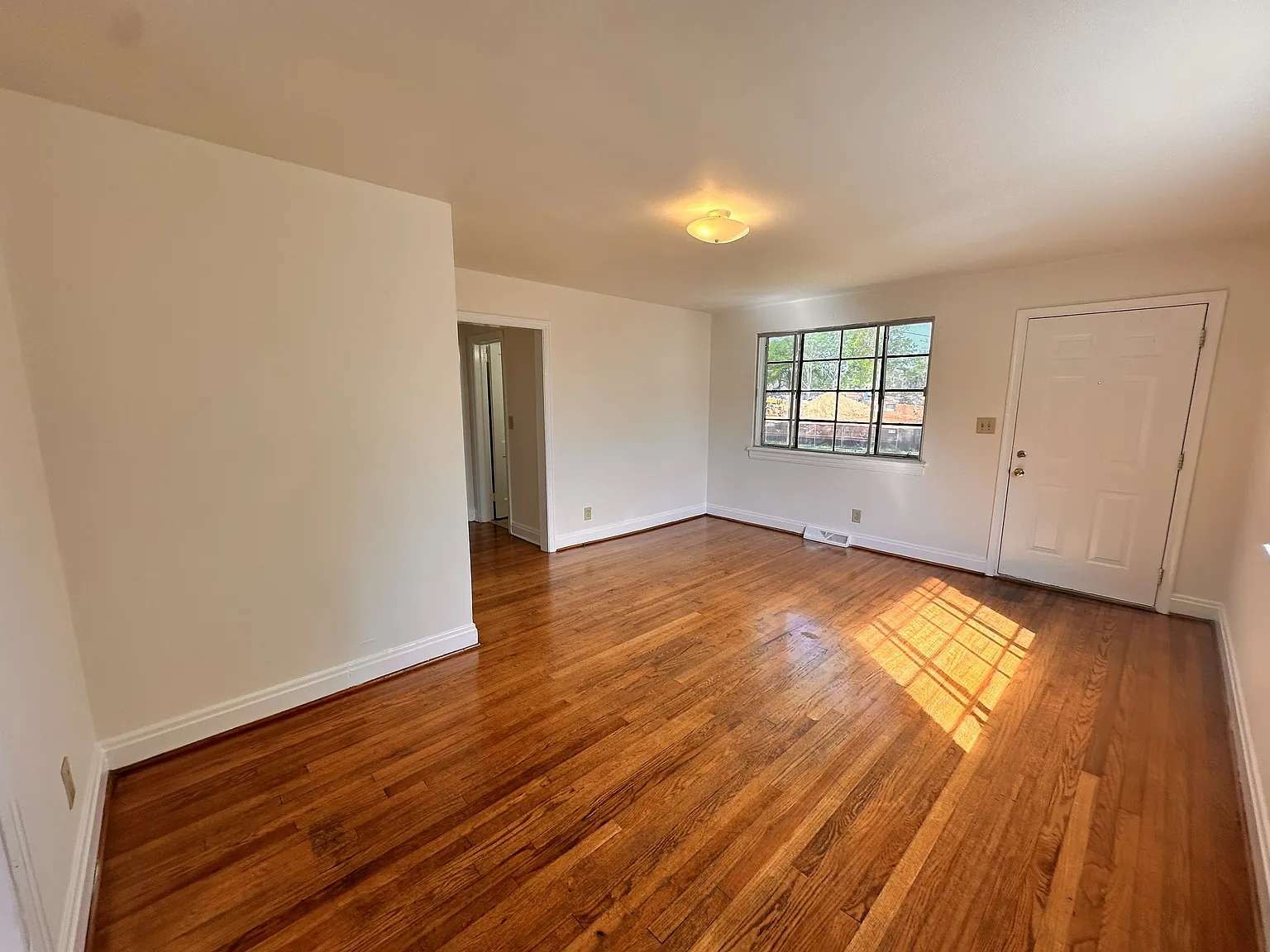 3 bed, 933 sqft, $1,650 — Photo 3