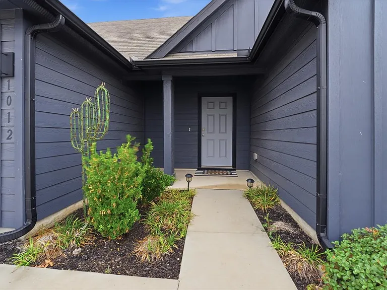 1012 Norway Dr — Photo 2