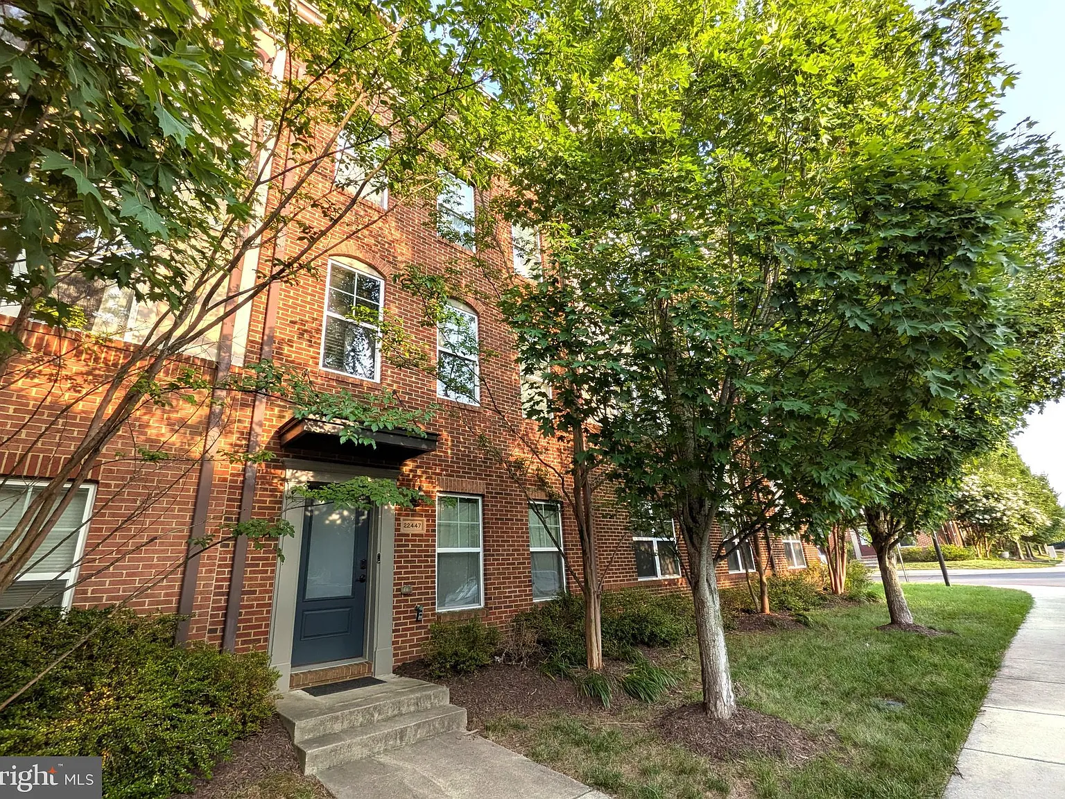4 bed, 4.5 bath, 2400 sqft, $3,800 — Photo 2