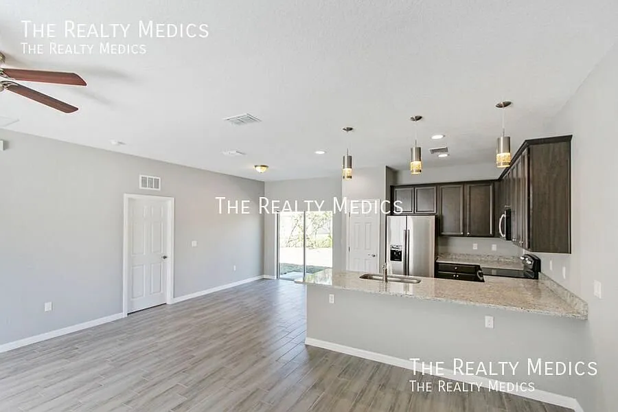 Gorgeous 3 Bedroom, 2 Bathroom Home in Palm Bay!! — Photo 3