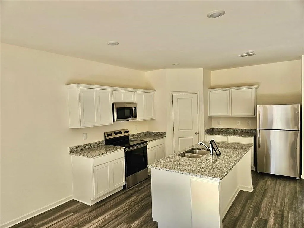 5 bed, 3.0 bath, 2738 sqft, $3,500 — Photo 2