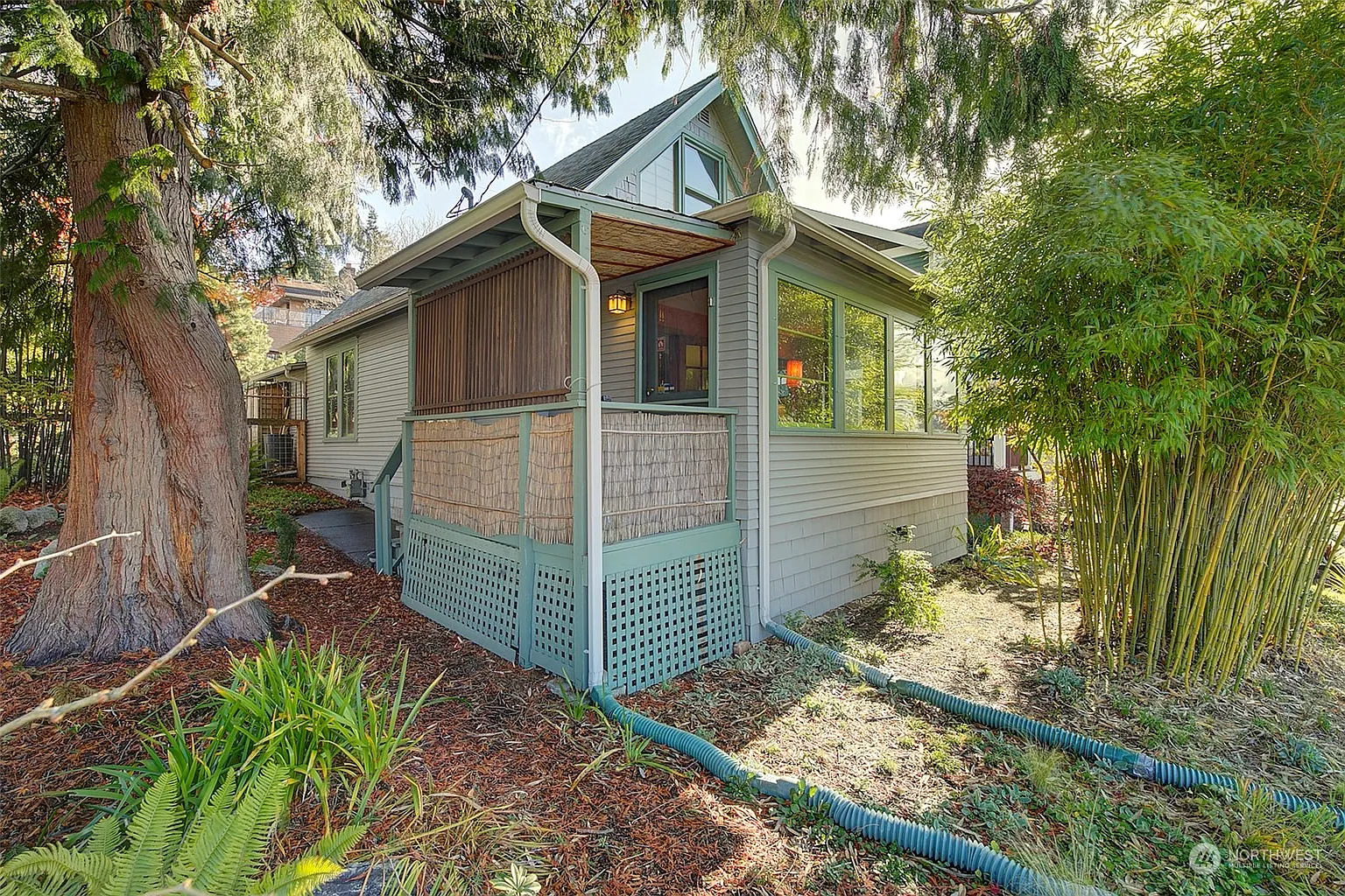 5002 46 Avenue SW photo 1