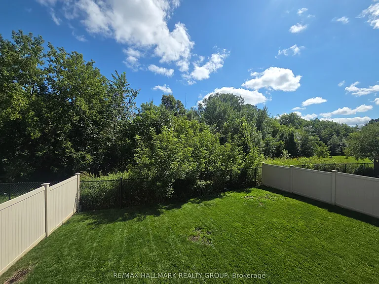 938 Wildcarrot Cres — Photo 2