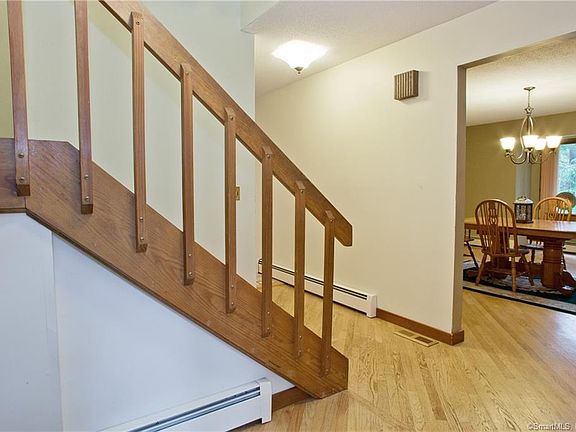 5th image of 66 Somerset Dr