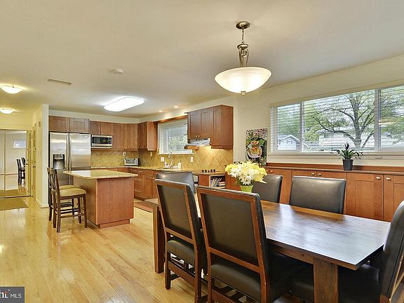 4th image of 717 Hillsboro Dr