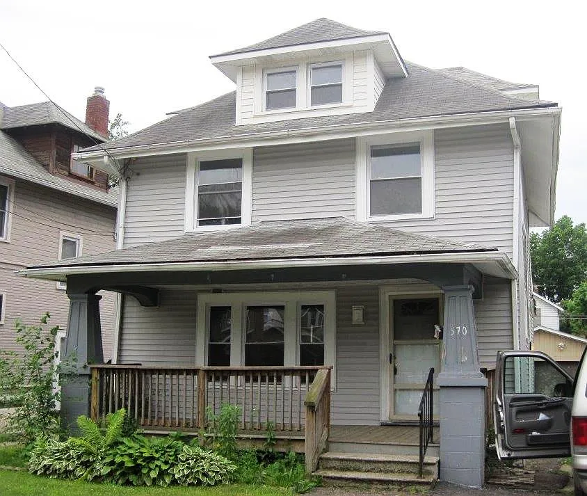 570 Holmes Ave photo 1