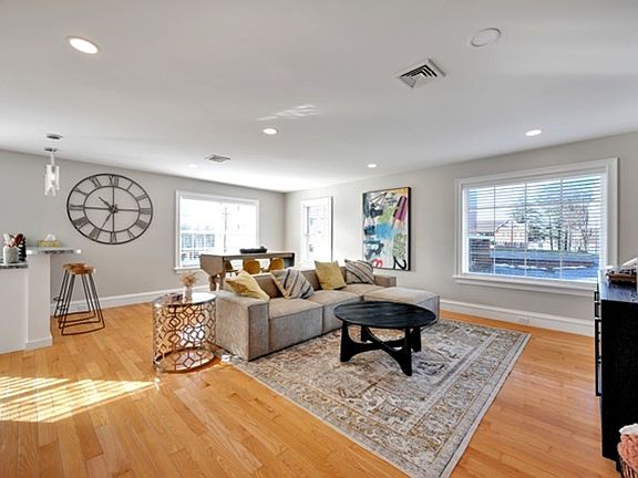 4th image of 73 N Oak St