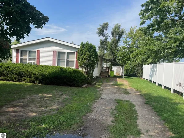 502 Hysell St, Clare, MI 48617