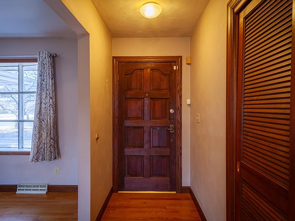 4th image of 823 Pine Valley Dr