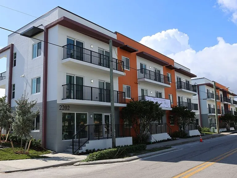 2202 N Tamarind Ave #303 — Photo 1