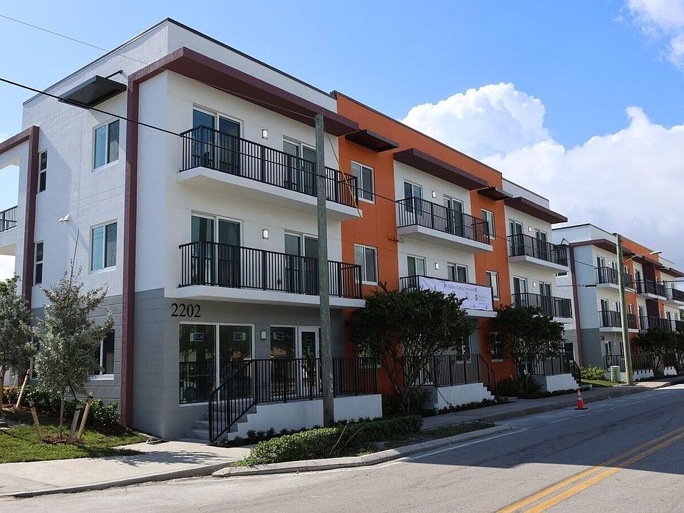 1st image of 2202 N Tamarind Ave #202