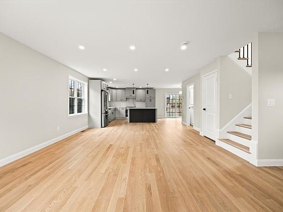 4th image of 33 Glendale Ave