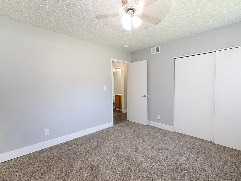 Glendale Apartments — Photo 15