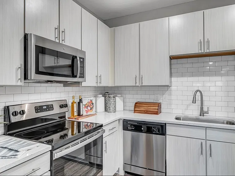 Nexus Brandon Apartments — Photo 8
