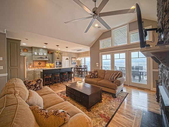 5th image of 32 Hillcrest Heights Dr