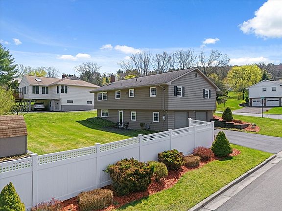 3rd image of 3201 Woodberry Dr