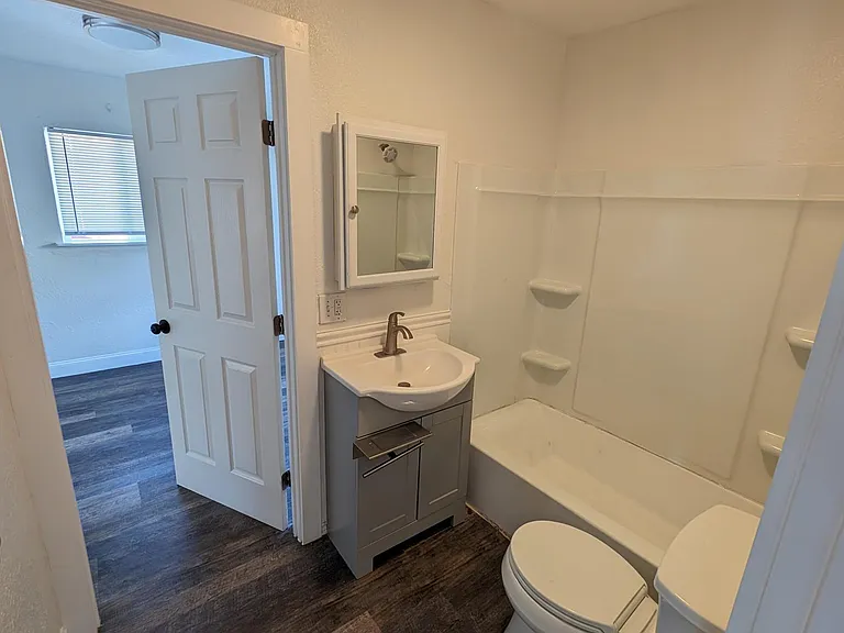 1058 Grand Ave #5 — Photo 2