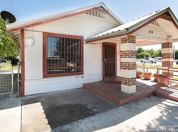 2nd image of 376 Hawthorne